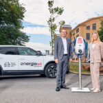 V.l.: Der Steyrer Bürgermeister Markus Vogl, Sonja Kaiser (Leiterin der Abteilung E-Mobility der Energie AG) und Vizebürgermeisterin Anna-Maria Demmelmayr vor dem Amtsgebäude Reithoffer.
