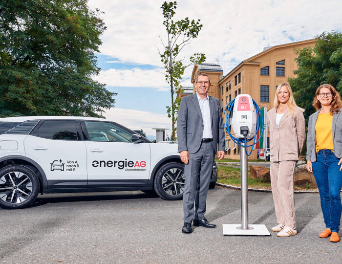 V.l.: Der Steyrer Bürgermeister Markus Vogl, Sonja Kaiser (Leiterin der Abteilung E-Mobility der Energie AG) und Vizebürgermeisterin Anna-Maria Demmelmayr vor dem Amtsgebäude Reithoffer.