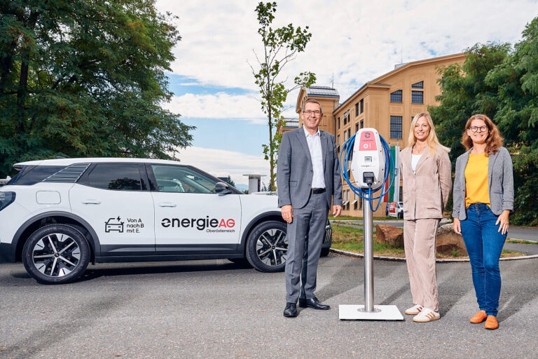 V.l.: Der Steyrer Bürgermeister Markus Vogl, Sonja Kaiser (Leiterin der Abteilung E-Mobility der Energie AG) und Vizebürgermeisterin Anna-Maria Demmelmayr vor dem Amtsgebäude Reithoffer.