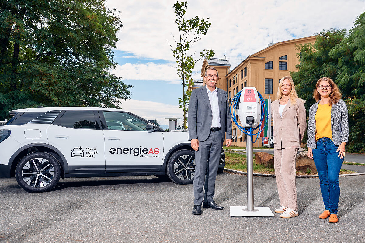 V.l.: Der Steyrer Bürgermeister Markus Vogl, Sonja Kaiser (Leiterin der Abteilung E-Mobility der Energie AG) und Vizebürgermeisterin Anna-Maria Demmelmayr vor dem Amtsgebäude Reithoffer.