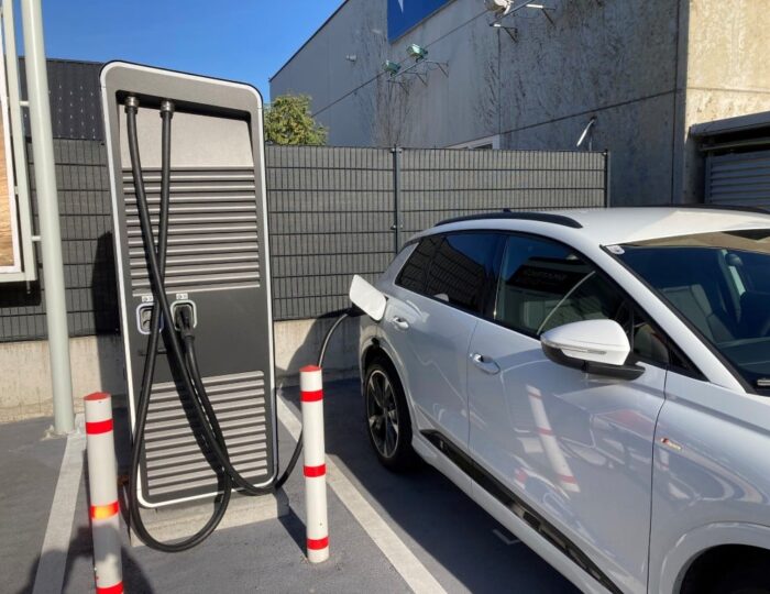 Elektroauto bei einer Ladestation.