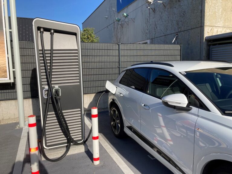 Elektroauto bei einer Ladestation.